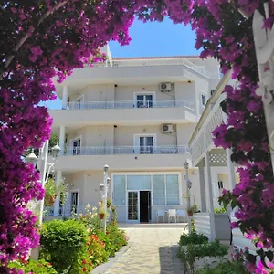 guesthouse-villa-august-ksamil.albaniahotels.org/
