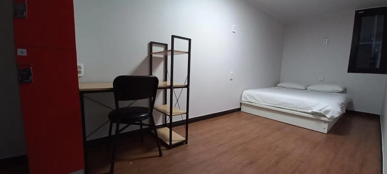 Kimchee Busan Downtown Guesthouse Хостел